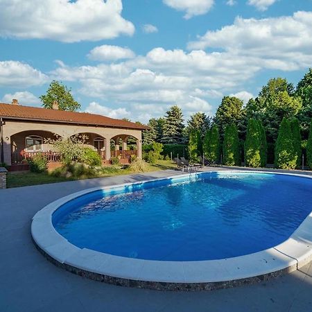 فيلا Cenejفي Pool House المظهر الخارجي الصورة